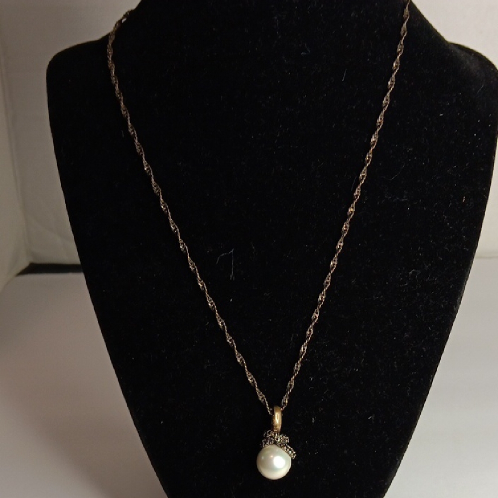 Elegant Silver Pearl Pendant Necklace